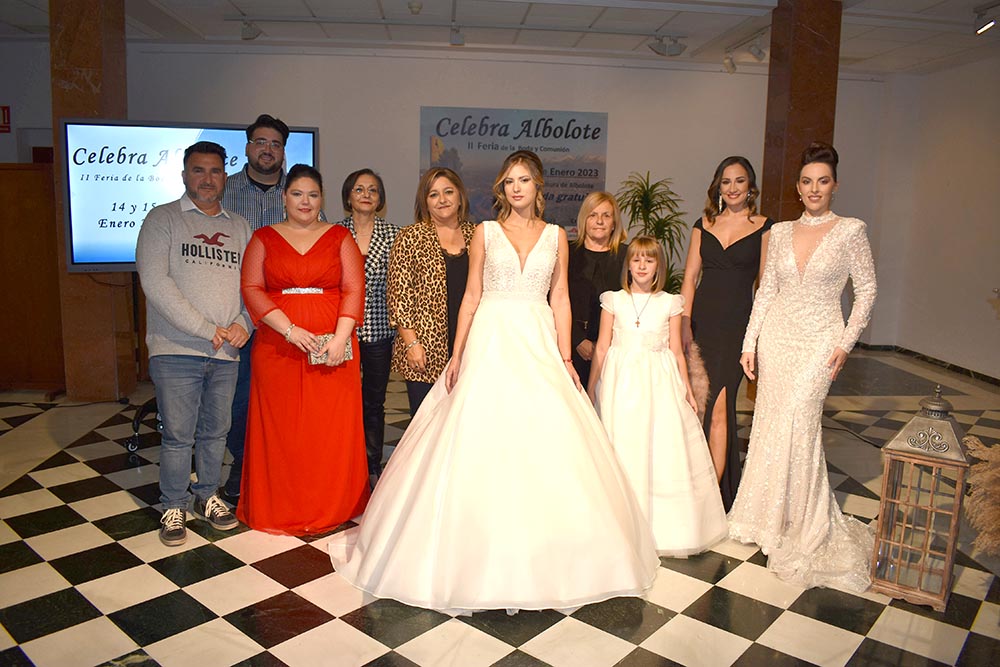 Presentación de `Celebra Albolote` en la Casa de la Cultura donde se ofreció un desfile con algunos modelos de vestidos de novia, fiesta, madrina y comunión.