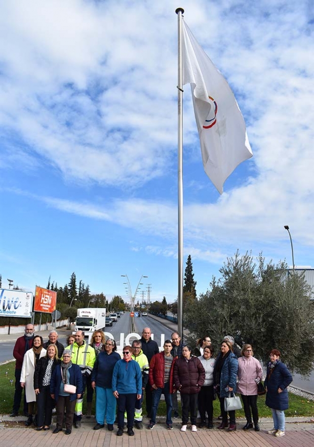 Usuarios del Centro Ocupacional y de La Cartuja, junto a concejales y vecinos durante el izado de la bandera.