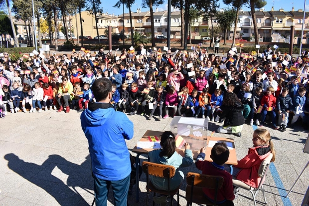 Acto conmemorativo del Día de la Constitución en el patio del colegio Tínar.