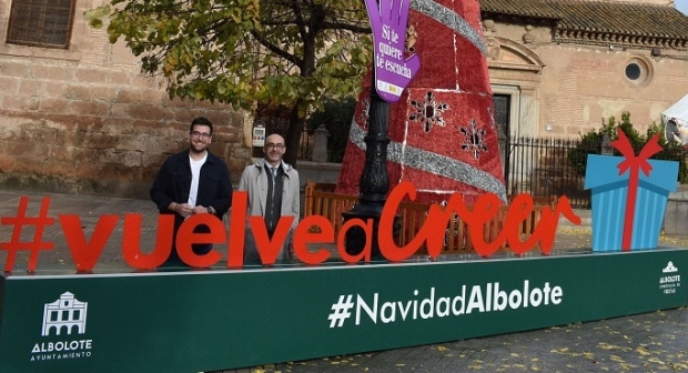 Juanjo Martínez y Salustiano Ureña junto al cartel de la Navidad 