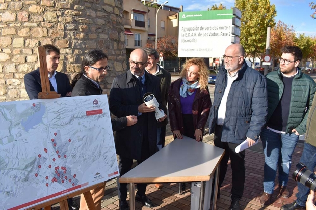 El alcalde, Salustiano Ureña, con una de las cámaras del sistema rodeado de técnicos y concejales en la presentación del proyecto. Abajo, centro de control situado en la jefatura de la Policía local.  