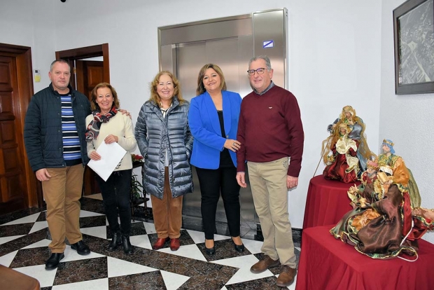 Momento de la entrega de la recaudación a miembros de Cáritas. 