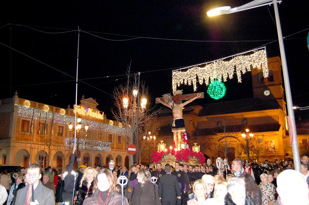 La imagen del Cristo de la Salud en varios tramos del itinerario de la procesión del pasado 26 de diciembre.