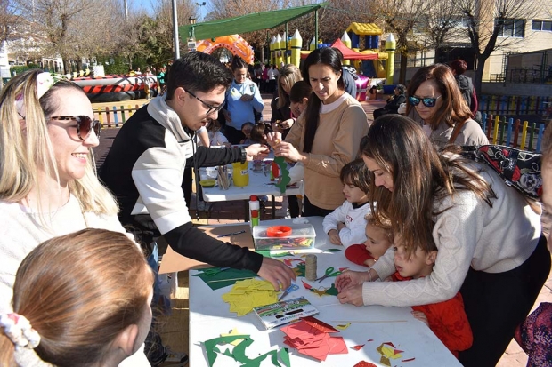 Uno de los talleres de manualidades que se desarrolló en el Parque Osuna de Albolote.