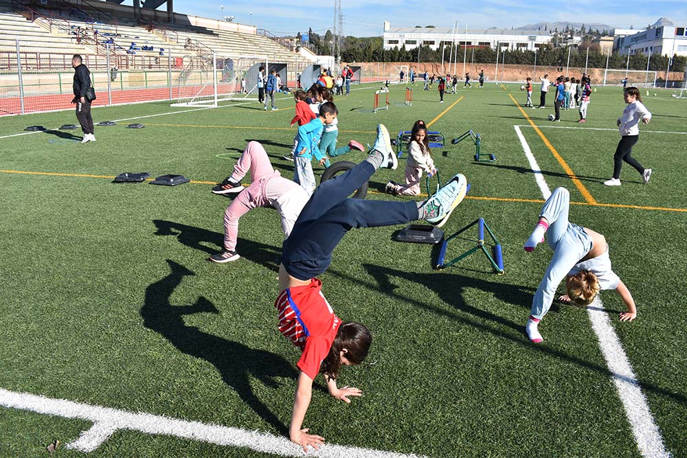 Escolares de Albolote disfrutan del Campus Deportivo en el campo de fútbol en esta Navidad.
