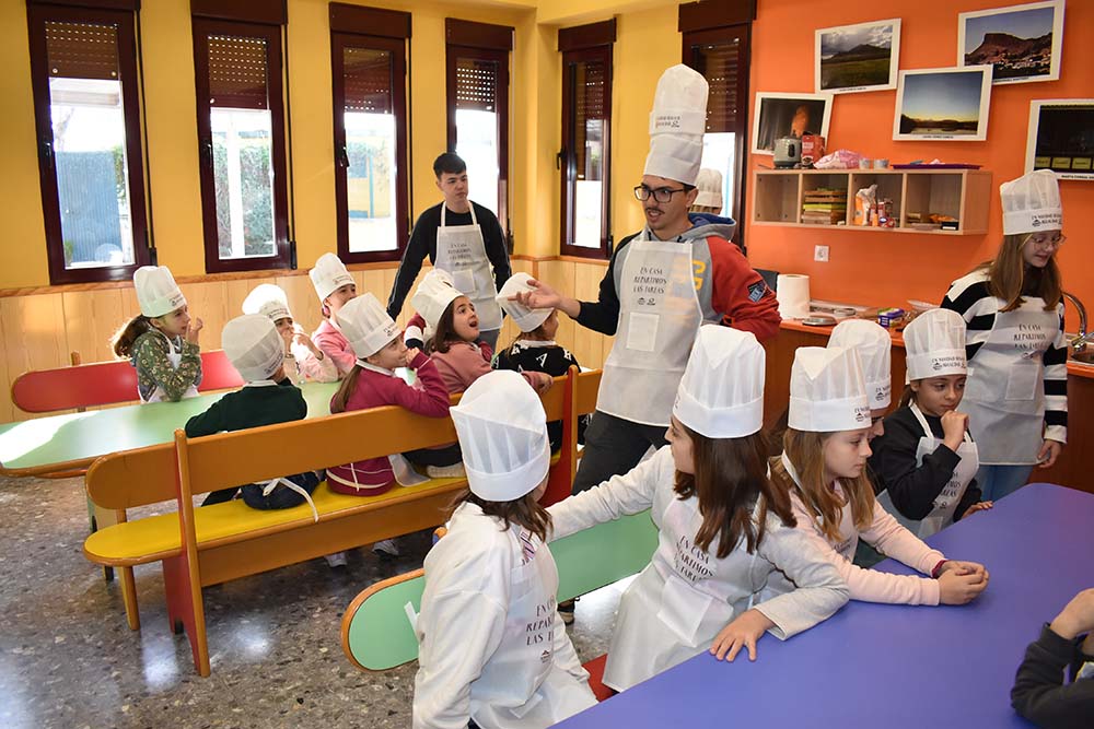Taller de cocina para escolares impartido en la Casa de la Juventud.