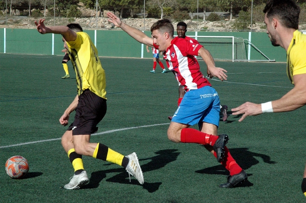 Una jugada del encuentro disputado por el FC Cubillas ante el Poli Almería (DAVINIA CAPEL / POLI ALMERÍA) 