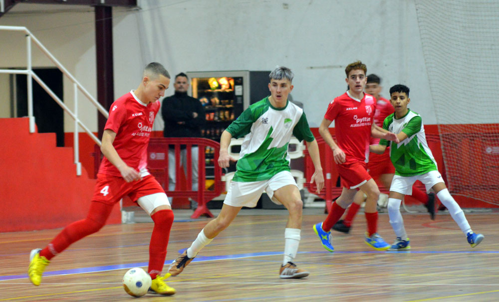 Una acción del partido que jugaron los cadetes del Albolote Futsal ante el Alhendín (J. PALMA)