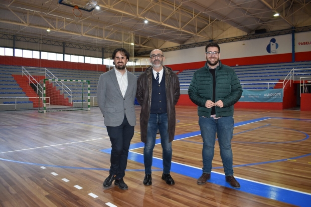Borja Ortega junto a Salustiano Ureña y Juan José Martínez en el pabellón municipal de Deportes de Albolote  (J. PALMA)