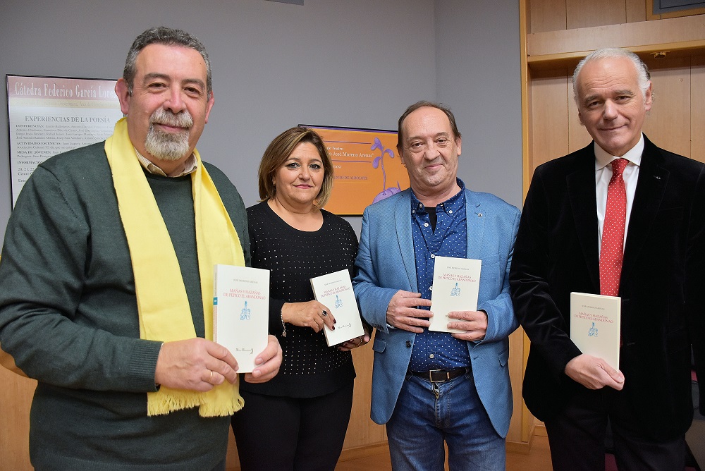 La concejala, To�i Guerrero junto a los protagonistas de la presentaci�n del libro 