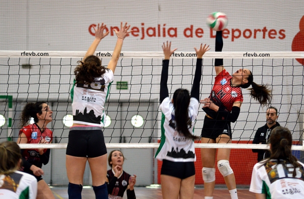 Una acción del último encuentro en casa del Nevadis Albolote ante Voley Murcia (J. PALMA)