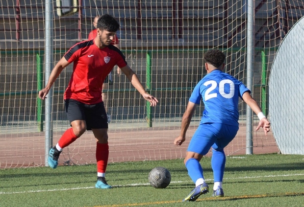 Una acción del encuentro de la primera vuelta jugado en Albolote (J. PALMA)
