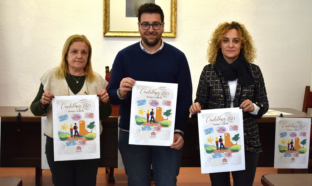 El concejal de Fiestas, la concejala de Juventud y la portavoz ddel gobierno local presentan el cartel de la Candelaria