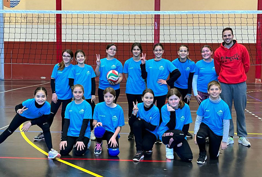 Equipos alevín A y B de la Escuela Municipal Albolote de voleibol en los juegos provinciales (AYTO. ALBOLOTE)