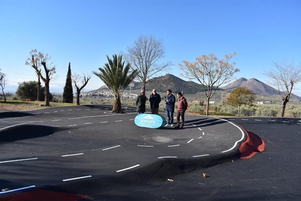 Responsables municipales durante la visita a la pista deportiva.