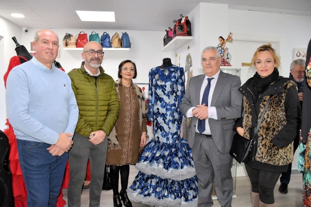 El alcalde, Salustiano Ureña, visitó el comercio recientemente abierto 