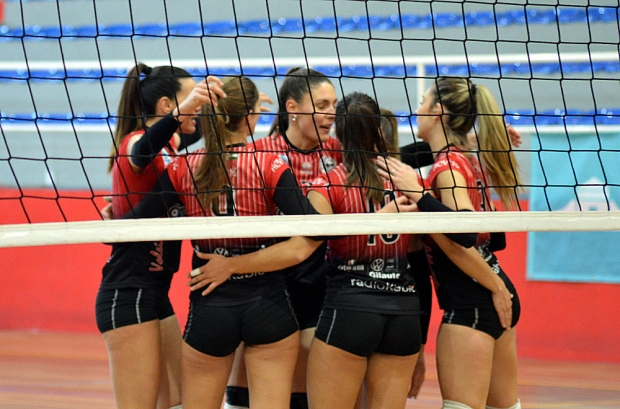 Las jugadoras del Nevadis Albolote celebran un punto (J. PALMA)
