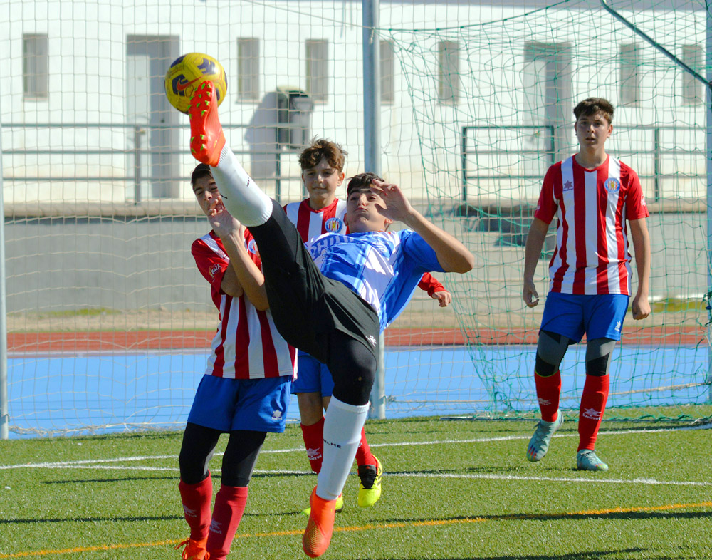 Una jugada del partido que disputó el infantil A del Español de Albolote ante el Ciudad de Baza (J. PALMA)
