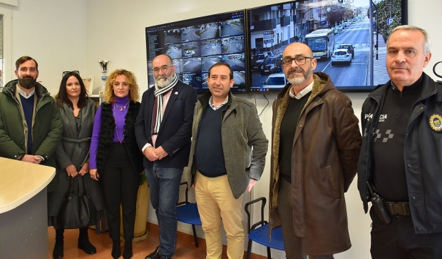 LA asociación de empresarios de Juncaril visita el centro de control de las cámaras de vigilancia 