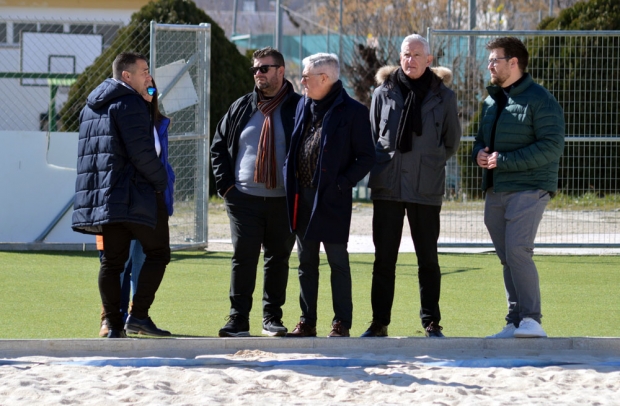 Pablo Lozano, presidente de la RFAF, durante su visita al campo de fútbol playa (J. PALMA)