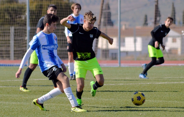 Una acción del encuentro que disputó el pasado sábado el cadete del Español Albolote ante Reino de Granada (J. PALMA)