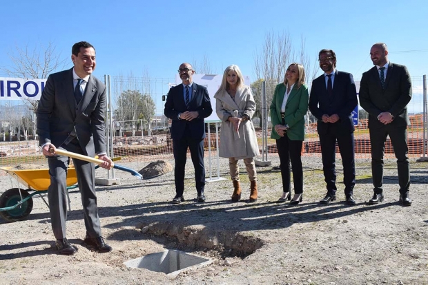 El presidente Juanma Moreno en presencia del alcalde de Albolote y otros responsables de la Junta en la colocación de la primera piedra. Abajo, numerosos responsables de la Junta y concejales del Ayuntamiento durante el acto.