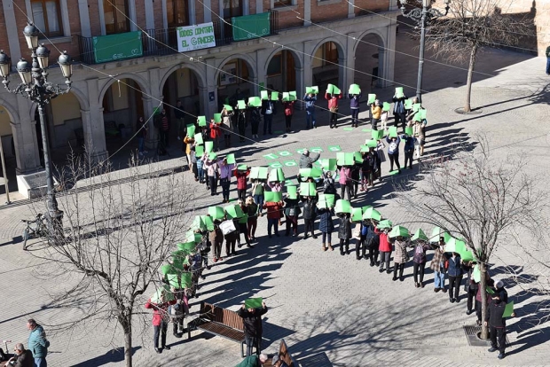 Imagen del lazo humano color verde en solidaridad a la víctimas de cáncer
