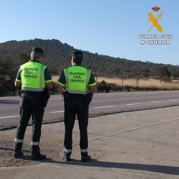 Dos agentes de la Guardia Civil de Tráfico, en una imagen de archivo (GUARDIA CIVIL)