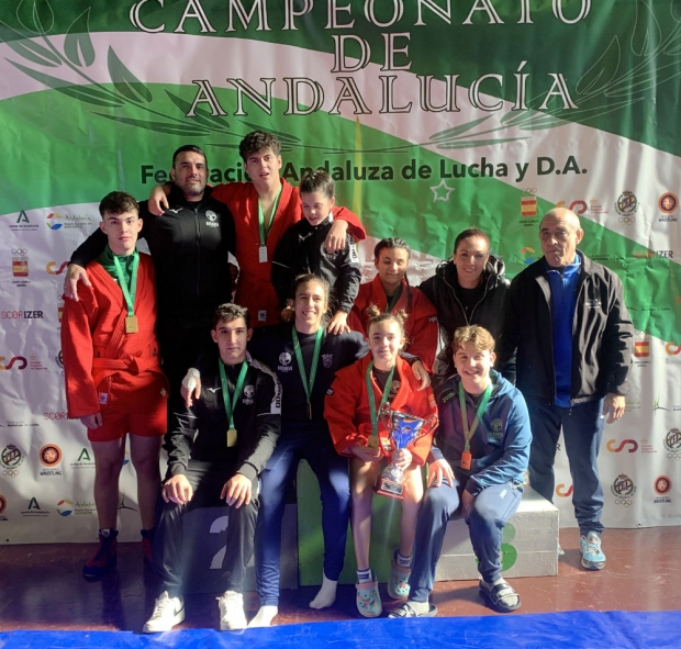 Los luchadores del club Baransu con las medallas obtenidas en el Campeonato de Andalucía (BARANSU)