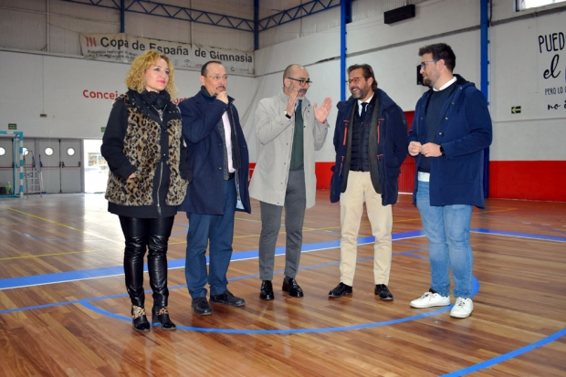 Antonio Granados, delegado del Gobierno, junto a Fernando Egea, Salustiano Ureña, Juan José Martínez y Marta Nievas sobre la cancha de juego (J. PALMA)