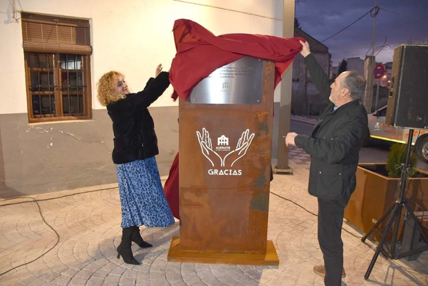 La concejala, Marta Nievas y el director del Centro de Salud, Miguel Nieto, descubren el monolito. Abajo, un perspectiva de la reforma de este espacio urbano durante la inauguración.