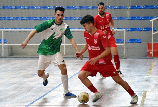 Una jugada del derbi entre Albolote Herogra y CD Futsalahendín disputado en Albolote (J. PALMA)