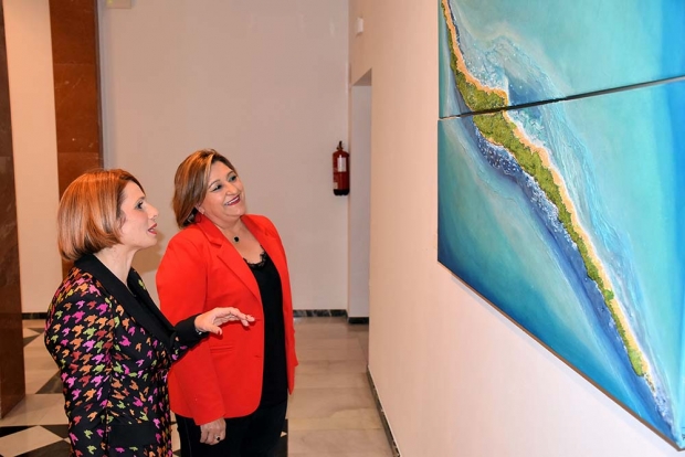 La artista y la concejala de Cultura observan una de las obras expuestas. Abajo, público que acudió a contemplar la exposición.