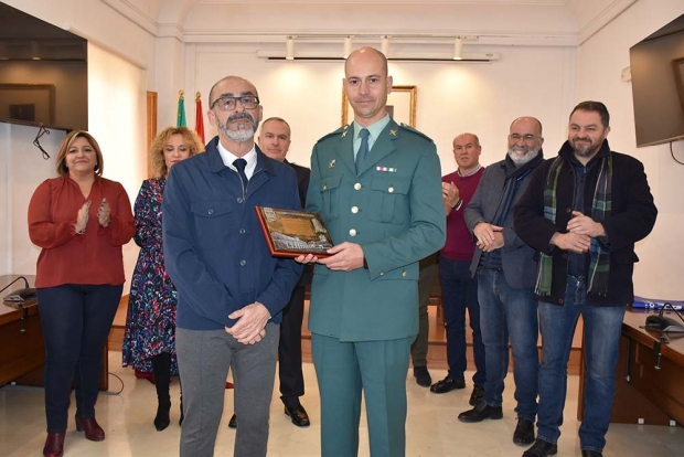 El alcalde entrega al sargento la placa de reconocimiento. Miguel Ángel Gordo rodeado de compañeros y concejales en el acto de reconocimiento.