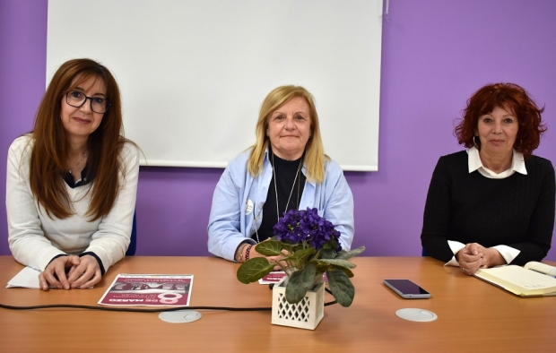 La concejala de Igualdad, Carmen Calderay, junto a la coordinadora del Centro de Información a la Mujer, Nuria Pérez, y a la asesora jurídica, Aurora Galán