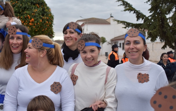 Madres disfrazadas en el pasacalles de Carnaval de El Chaparral 