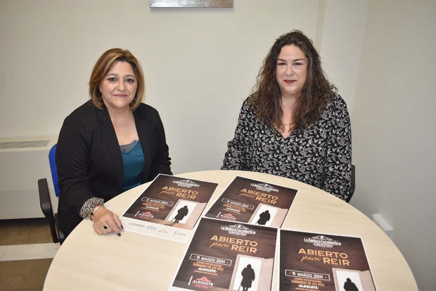 La concejala de Cultura, Toñi Guerrero junto a Mary Paz Torres, actriz que da vida a la Señora Escolástica.