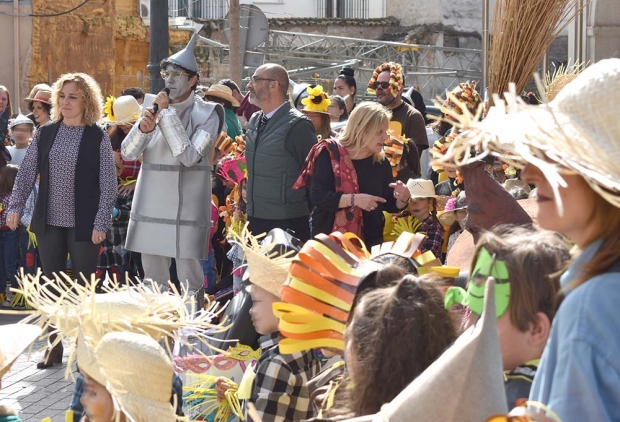 Ambiente del carnaval del colegio Abadía en la plaza del Ayuntamiento que contó con la presencia del alcalde de Albolote.