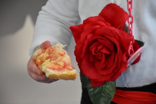 Un escolar disfruta de un desayuno andaluz 