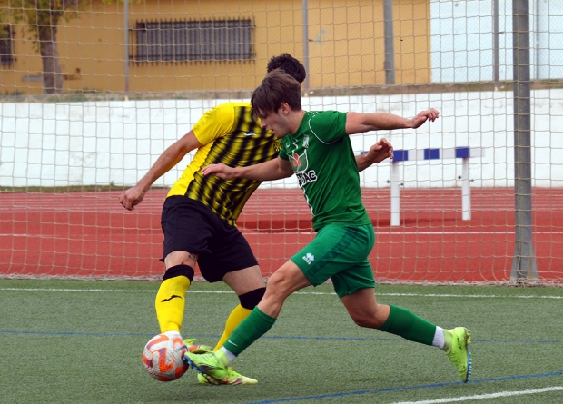 Una jugada del encuentro de la primera vuelta entre Atarfe Industrial y FC Cubillas (J. PALMA)