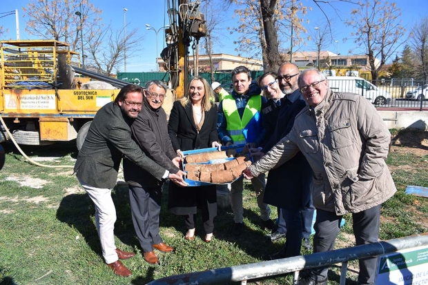 La consejera de Fomento, Marifrán Carazo junto a reponsables de la Junta, técnicos y los alcaldes de Albolote y Atarfe en el inicio de las obras en Albolote.