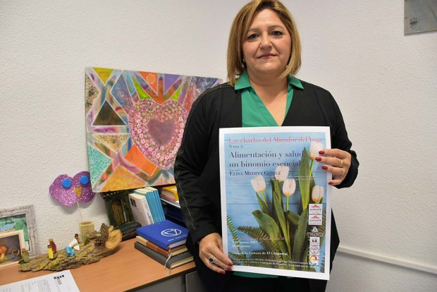 La concejala de Cultura, Toñi Guerrero, muestra el cartel promocional de la charla de El Mirador del Yoga.