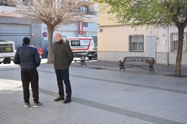 EL concejal de Medio Ambiente, José Miguel Rodríguez, charla con un vecino en la plaza 19 de Abril 