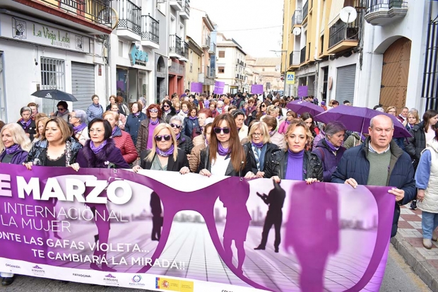 Varios momentos de la manifestación del 8M por el centro de la localidad.