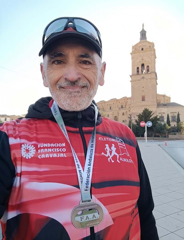 Francisco Cortijo Bon con la medalla de plata del Campeonato de Andalucía de Marcha en ruta de Guadix. Abajo, celebrando su clasificación en el podio