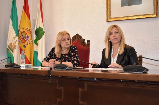 La concejala, Mª Carmen Calderay junto a la psicóloga Carmen González, durante la presentación de los talleres.