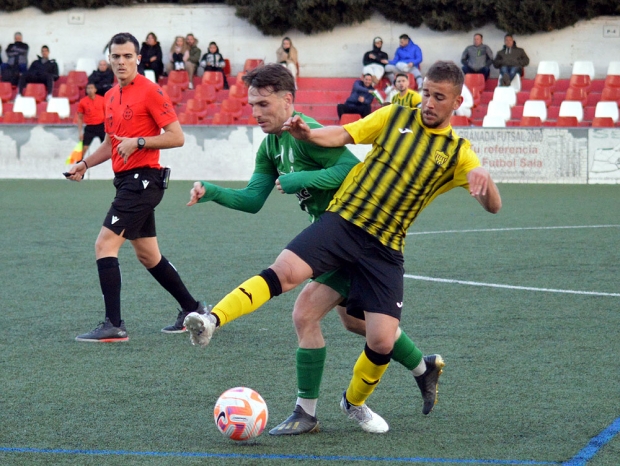 Una acción del derbi disputado por el FC Cubillas ante el Atarfe en el estadio de la Federación (J. PALMA)