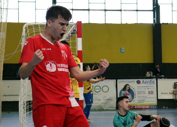 José Caler, jugador del Albolote Herogra, celebra un gol en la cancha de Bailén (ALBOLOTE FUTSAL)