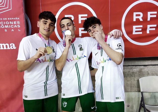 Los tres jugadores del Albolote Futsal con la medalla de campeones de España (ALBOLOTE FUTSAL)