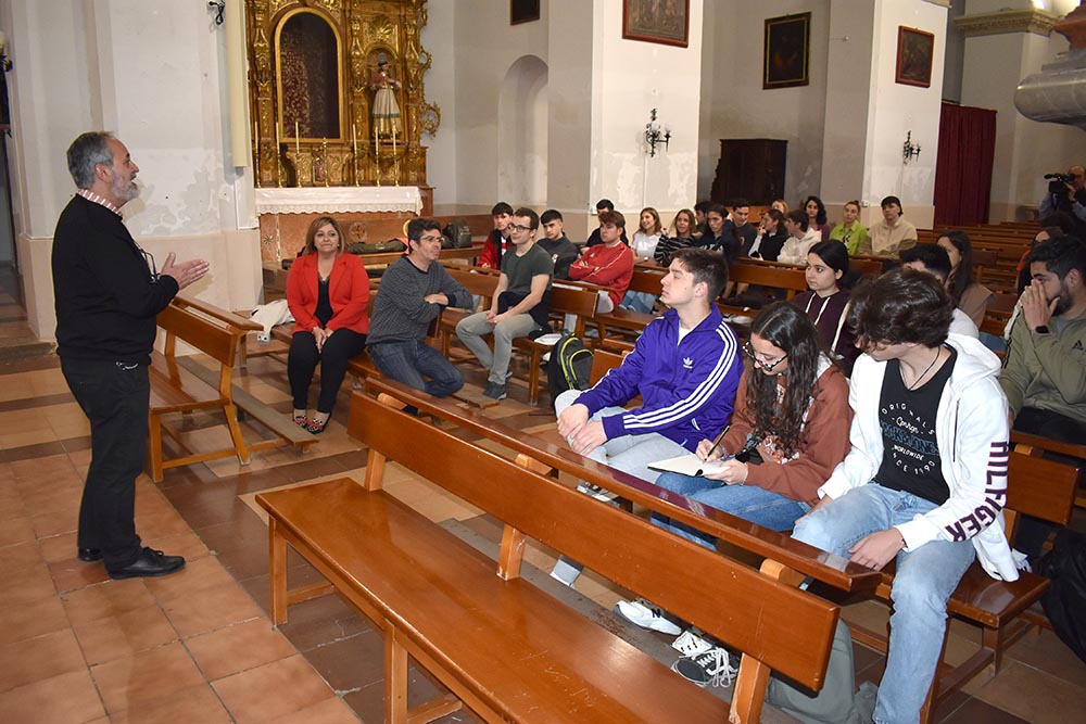 El profesor, Gómez-Blanco se dirige al alumnado en la Iglesia de la Encarnación, en presencia del profesor Sorroche y la concejala, Toñi Guerrero. Abajo, los estudiantes durante su estudio. 